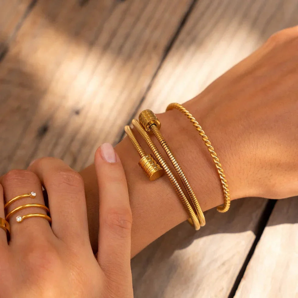 Amanda | Pulsera espiral triple bañada en oro de 18 quilates